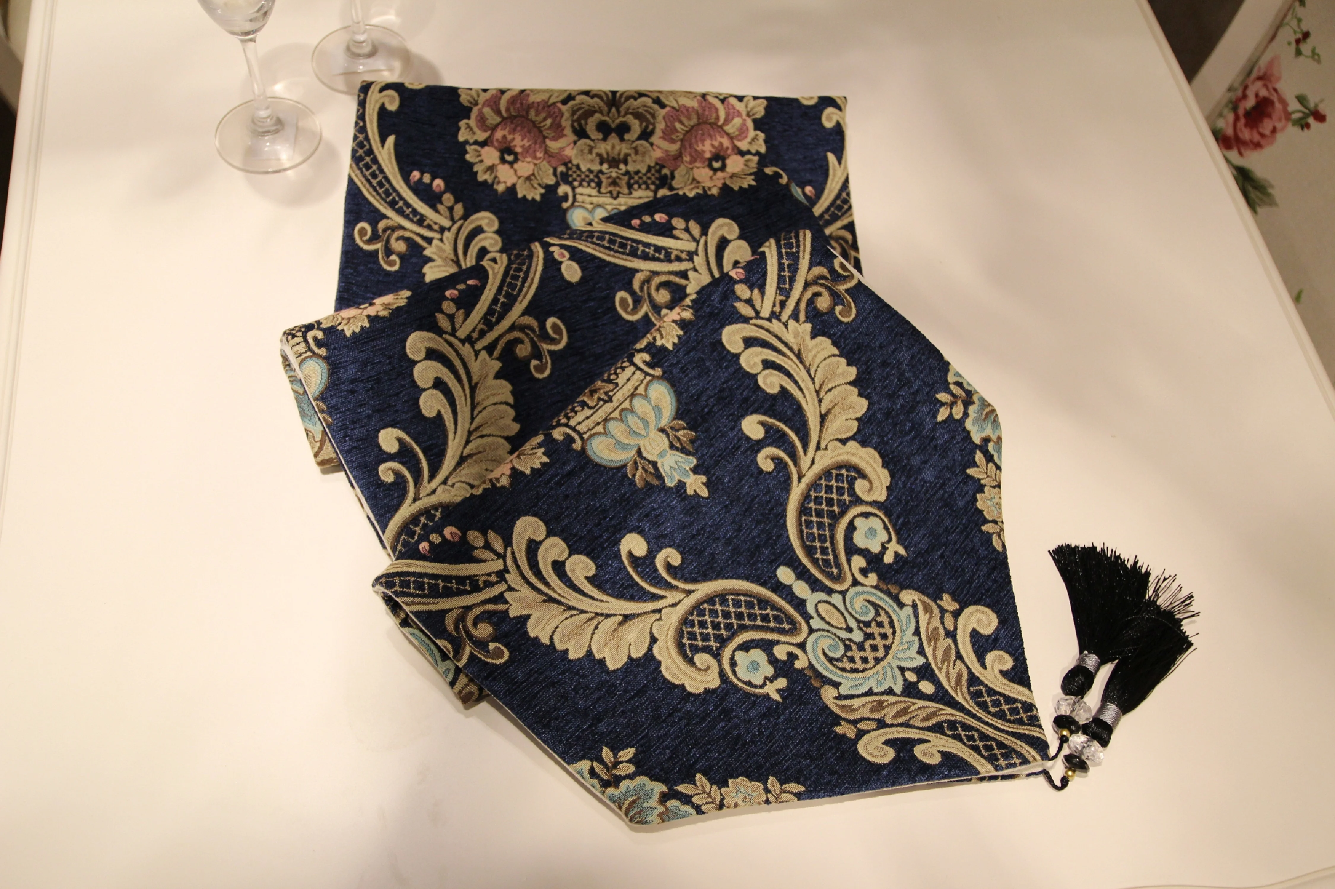 Wholesale European-style luxury yarn-dyed cloth Christmas decorative table runner for home hotel