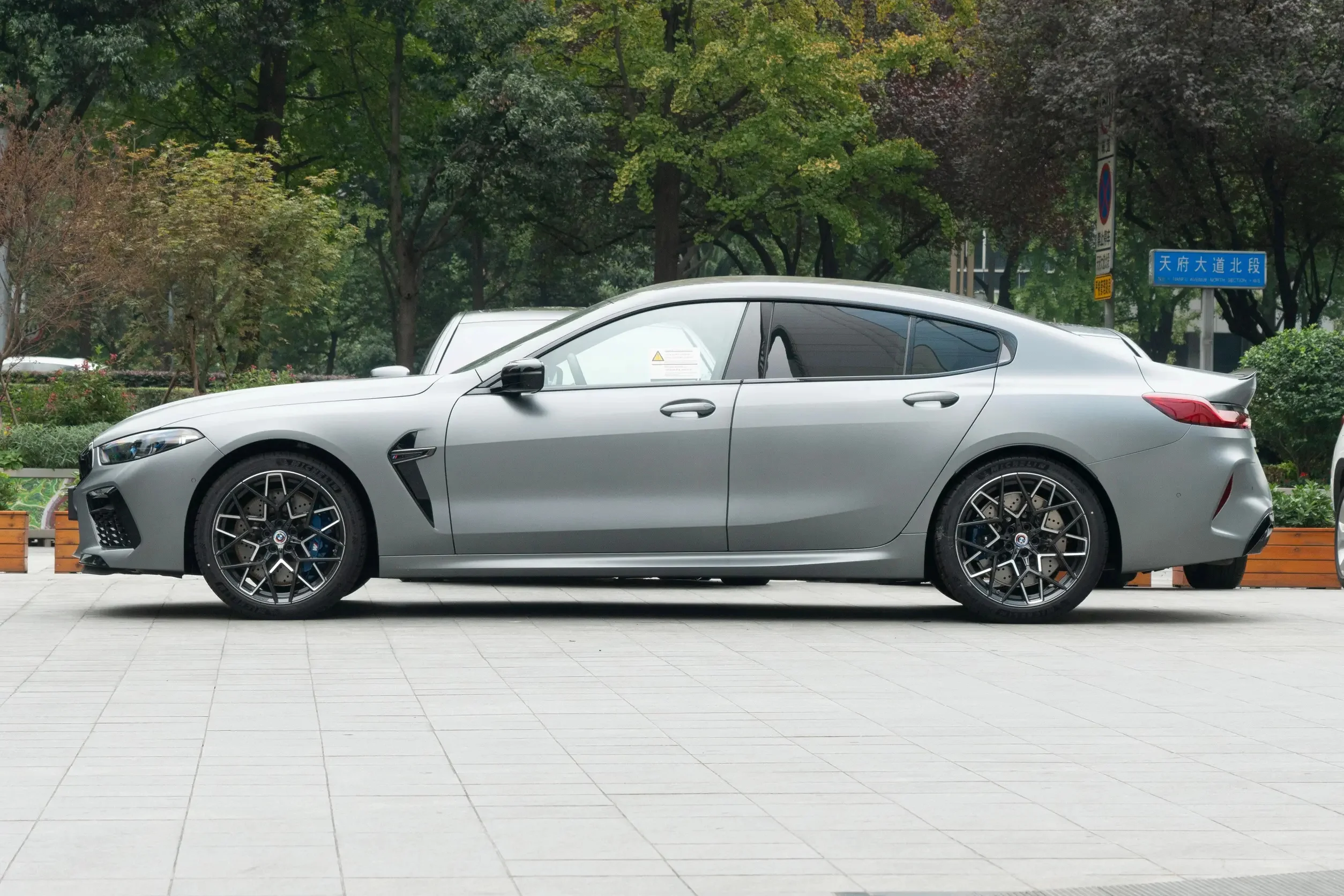 2023 четырехдверное купе BMW M8 Thunder Edition 4 T V8 625 лошадиных сил максимальная скорость 250 км/ч электробензиновое топливо большой роскошный Подержанный автомобиль