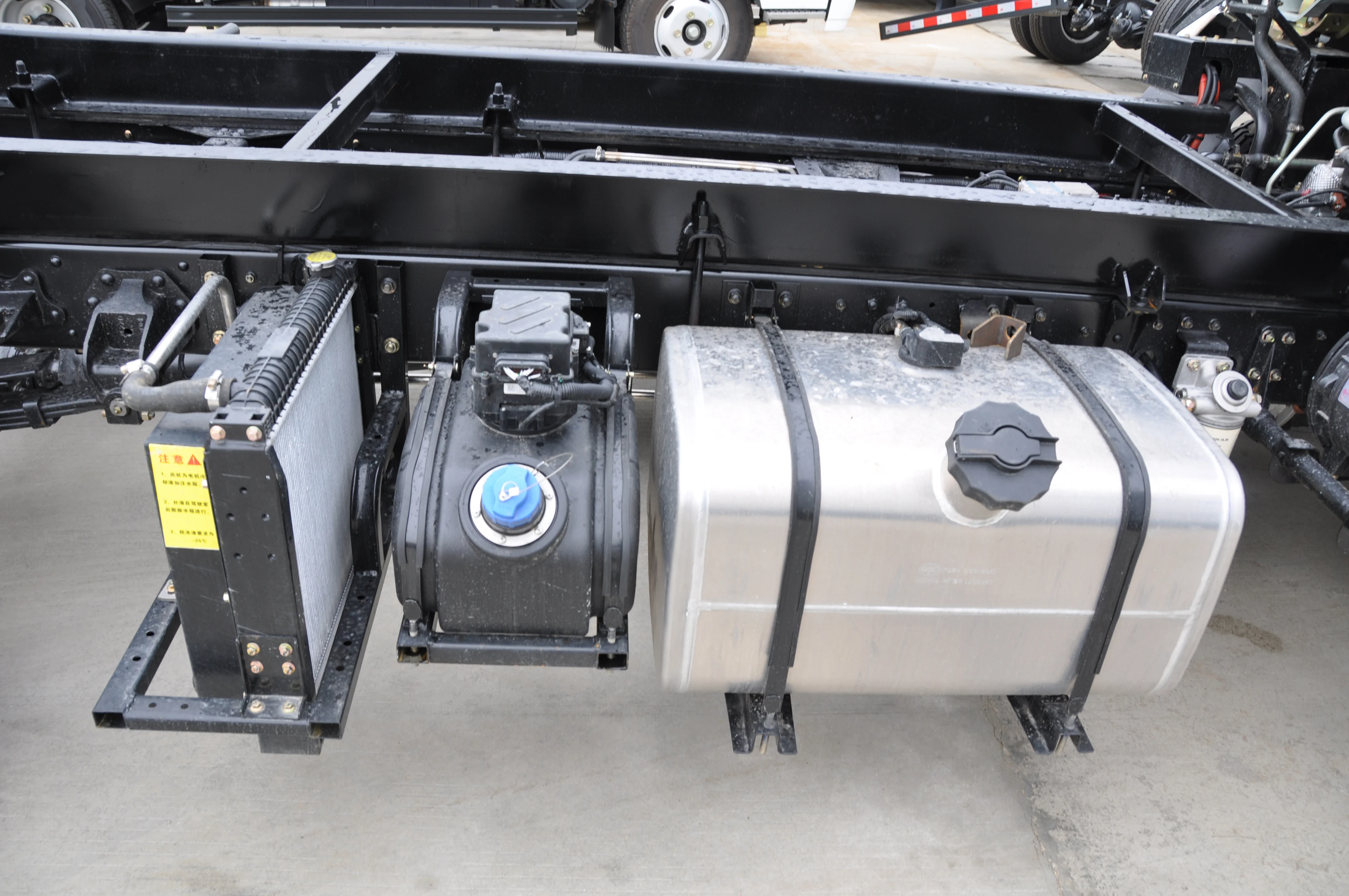 Economical Dongfeng 4x2 4m  Freezer Box Van Small Refrigerated Truck For Sale