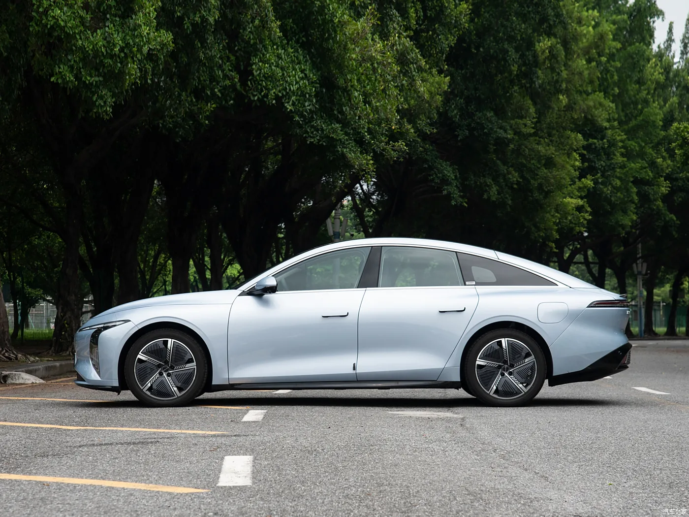 Dongfeng forthing S7 High-quality new energy vehicles Pure Electric Automatic Gearbox Lithium Battery R18 Tires Rear Camera EV