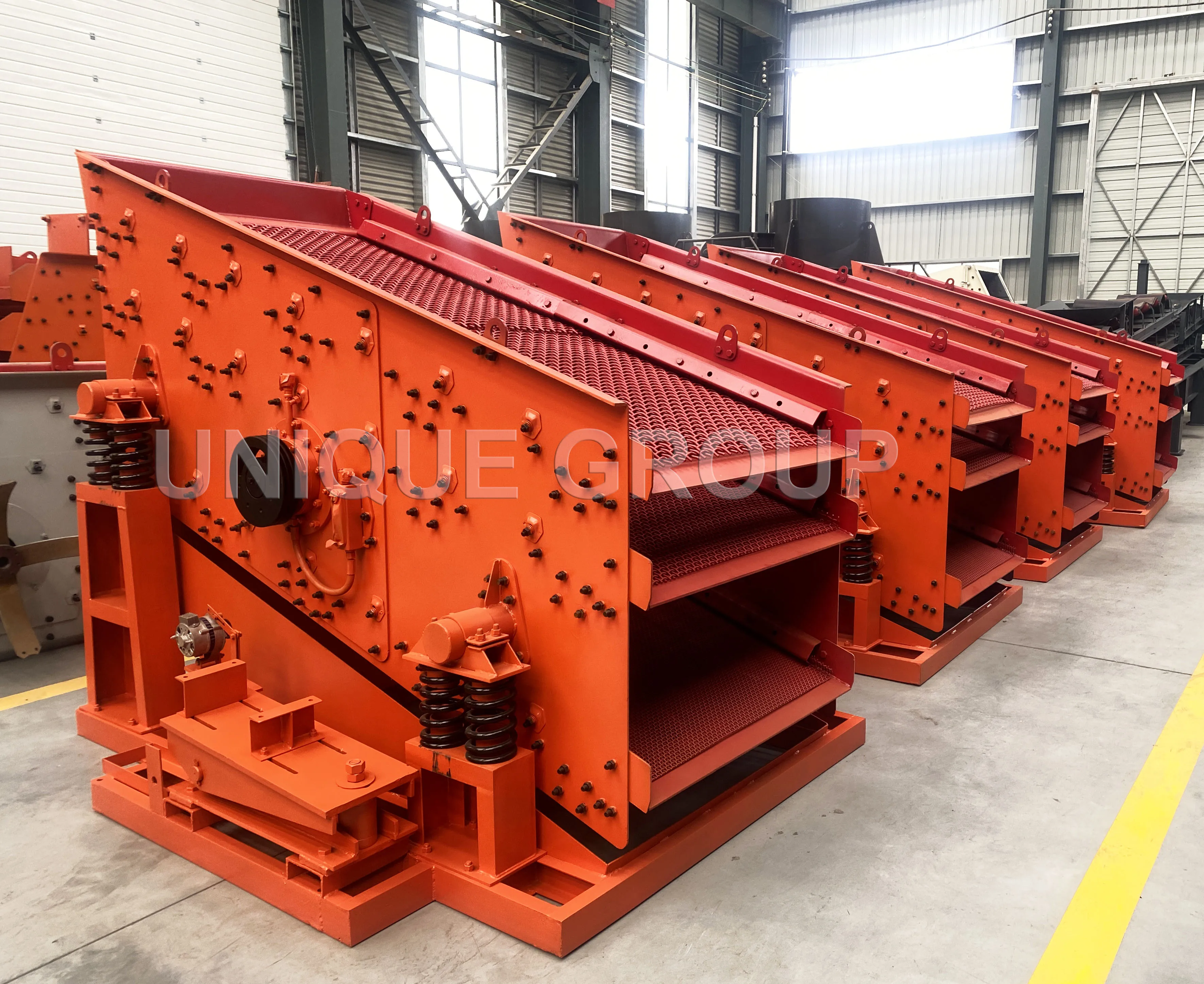 Diesel Hot vibrating screen price in China rock sieving machine charcoal vibrator screen machinery