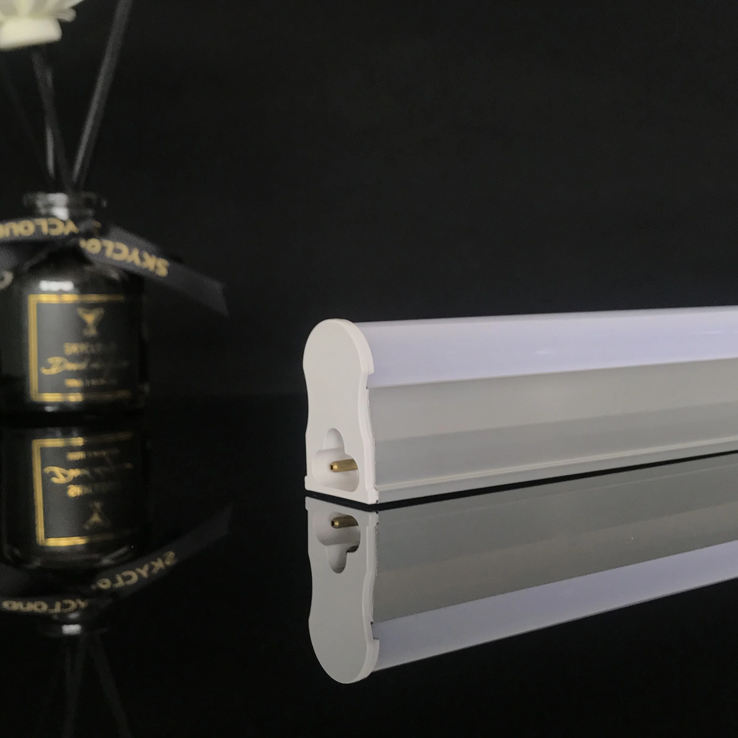 High Quality LED AC 220-240V IP22  SMD2835 T5 Integrated led light fixture120lm/w 1200mm 4f T5 18w  With Best Price