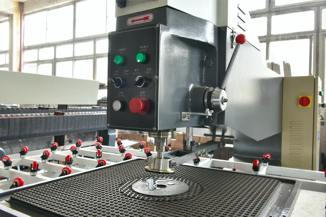 Automatic PLC Glass Hole Drilling Machine Flat Glass Driller With Accurate Drilling Head