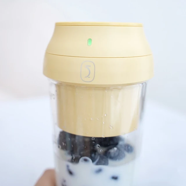 High Quality Yellow Usb Mini Fresh Juicer Machine Carry-On Beverage Dispenser For Export