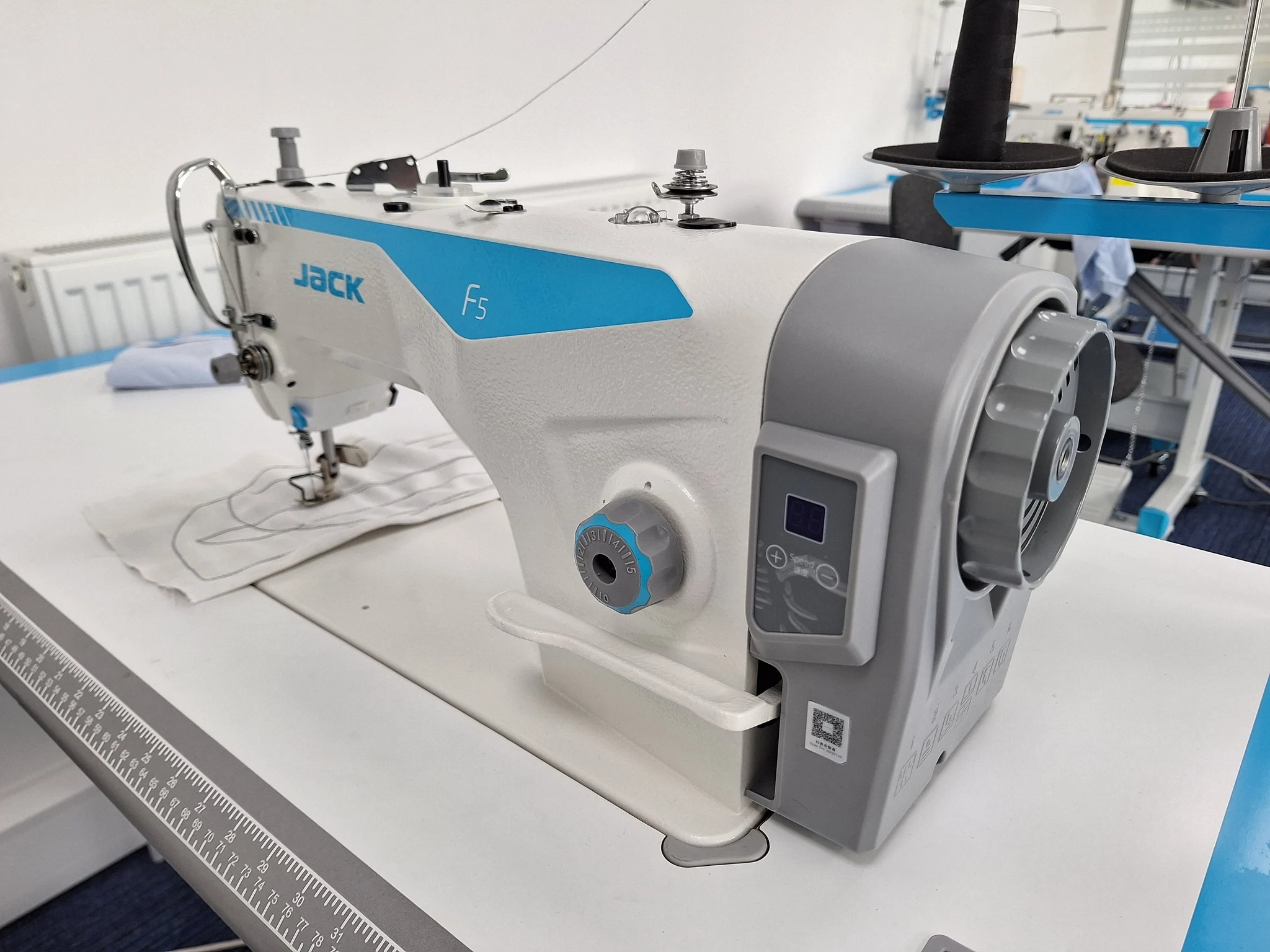 Jack F5 Single Needle Flat Bed Lock Stitch Machine Industrial Sewing Machine Brand New Electronic 7MM Max. Sewing Thickness 100