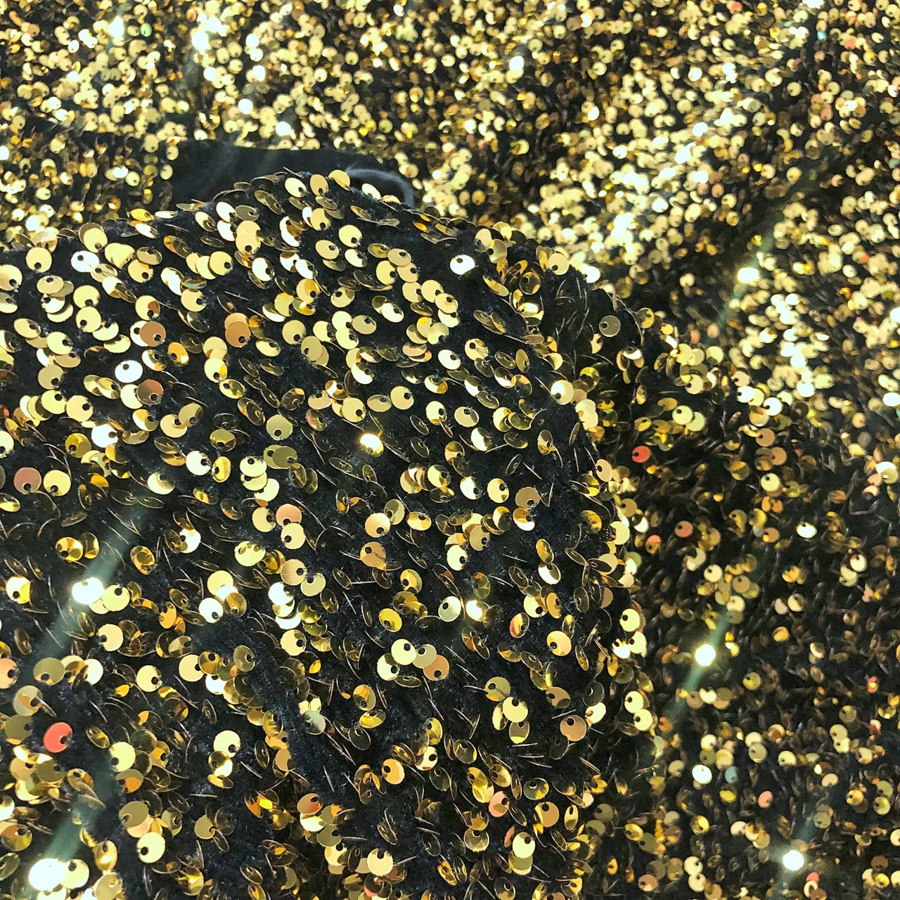 Nanyee Textile High Density Popular 5mm Light Gold Sequin On Black Velvet Fabric