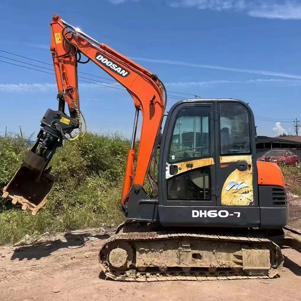 Original Mini Used Doosan DH60-7 Excavator With Good Condition 6Ton Secondhand Earth Moving Machine DH60-7 For Sale