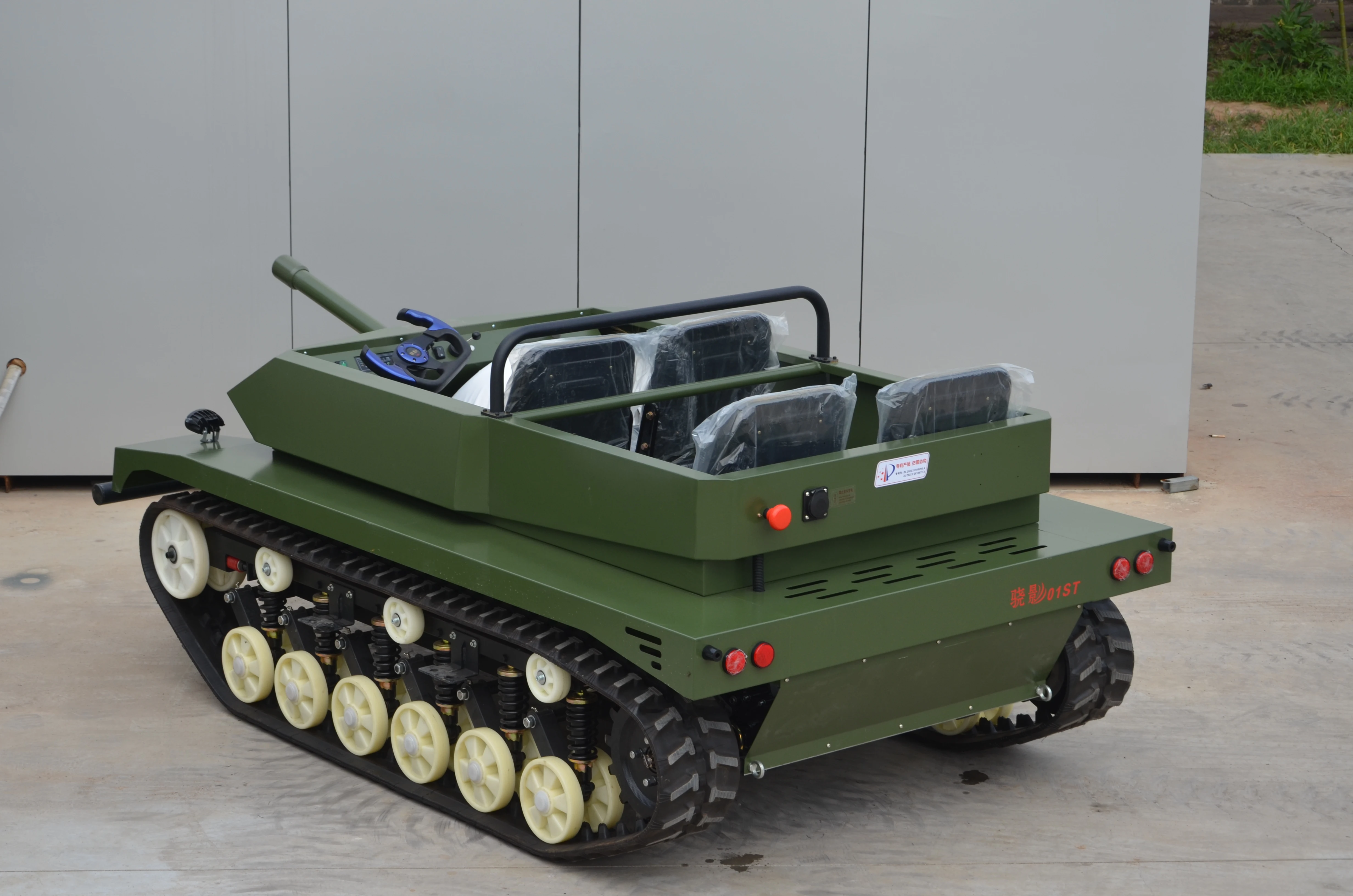 All-terrain pleasure tank car, electric tank, tank model, four people ride. New playground project.