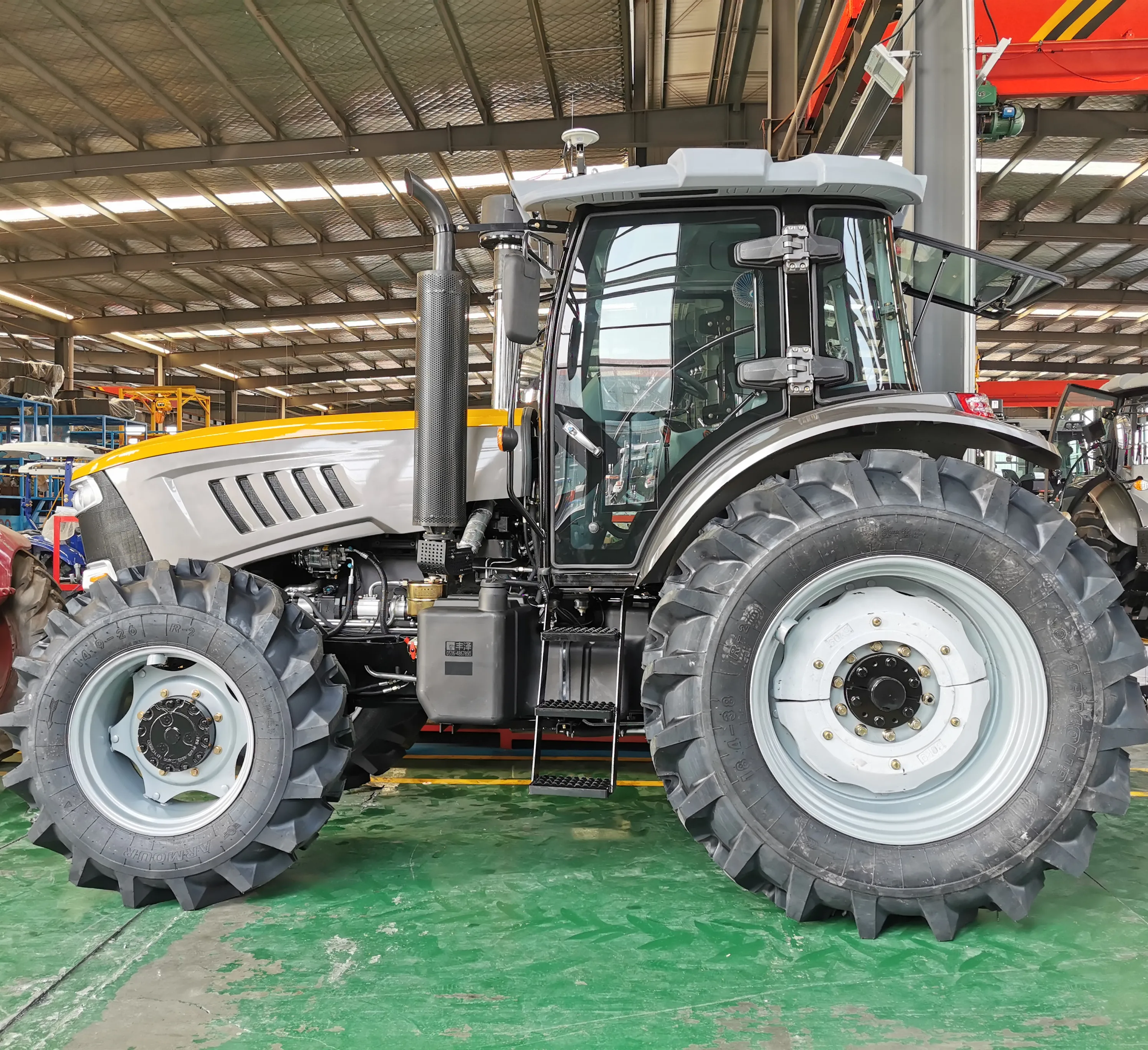  Малый и средний размер использовать 4WD 130hp фермерский трактор с фронтальным погрузчиком сельскохозяйственным