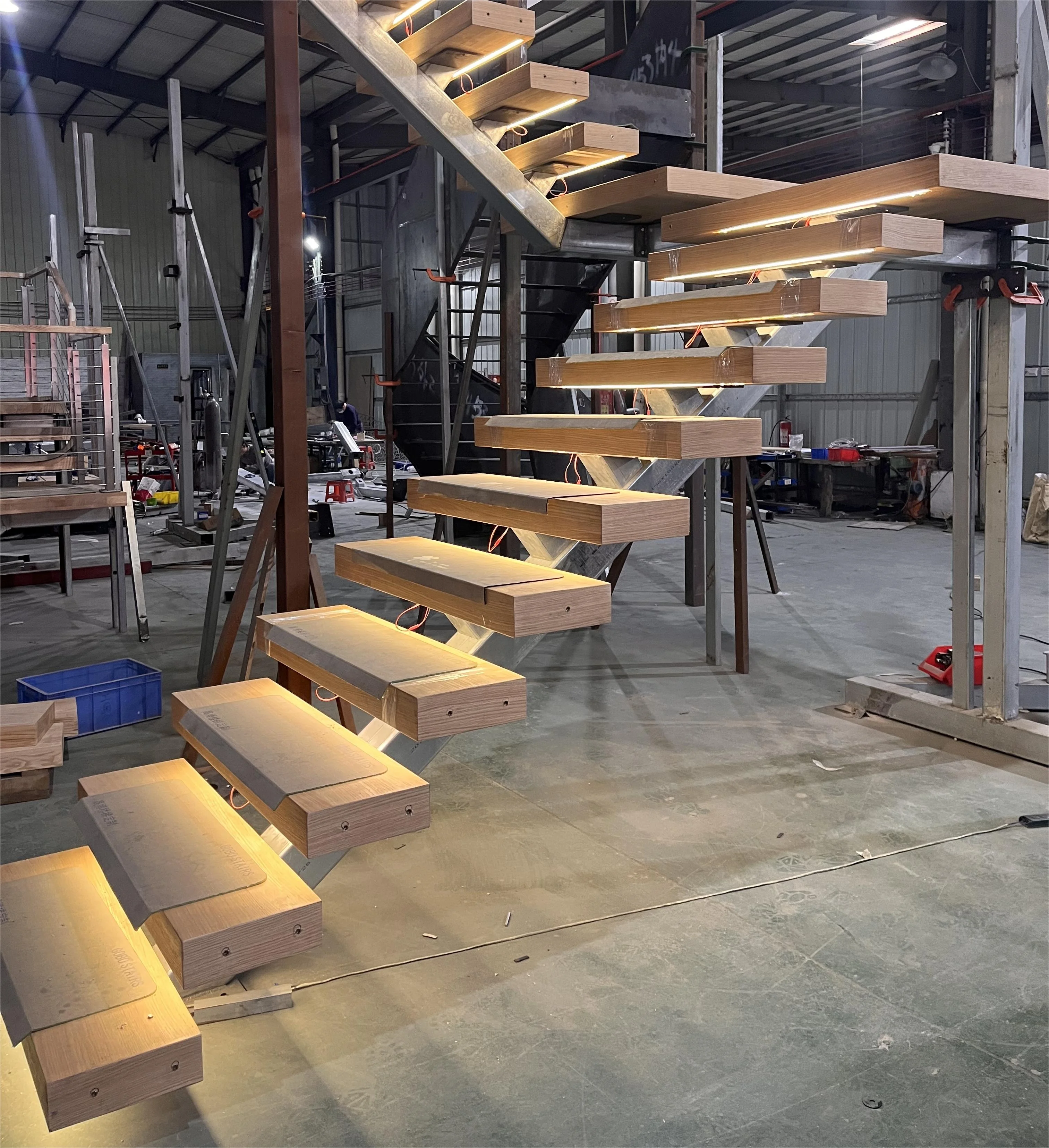 Alibaba Best-Selling Product Red Oak Pedals Stainless Steel Handrail With Tempered Glass House Design Straight Beam Staircase