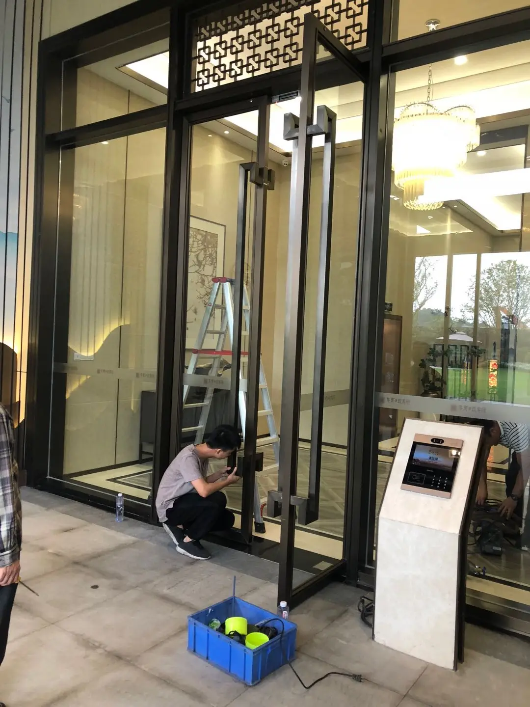 Aluminum Frame Central Control Glass Revolving Door Glass Patio Door Radiation Proof Glass