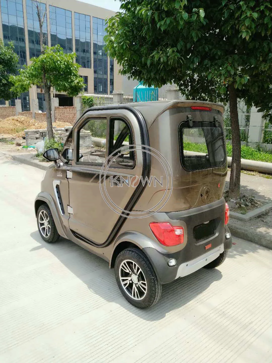 EEC Certificate Electric Car Enclosed Passenger Vehicle 4 Wheel Passenger Taxi for Sale Adult Elder Family