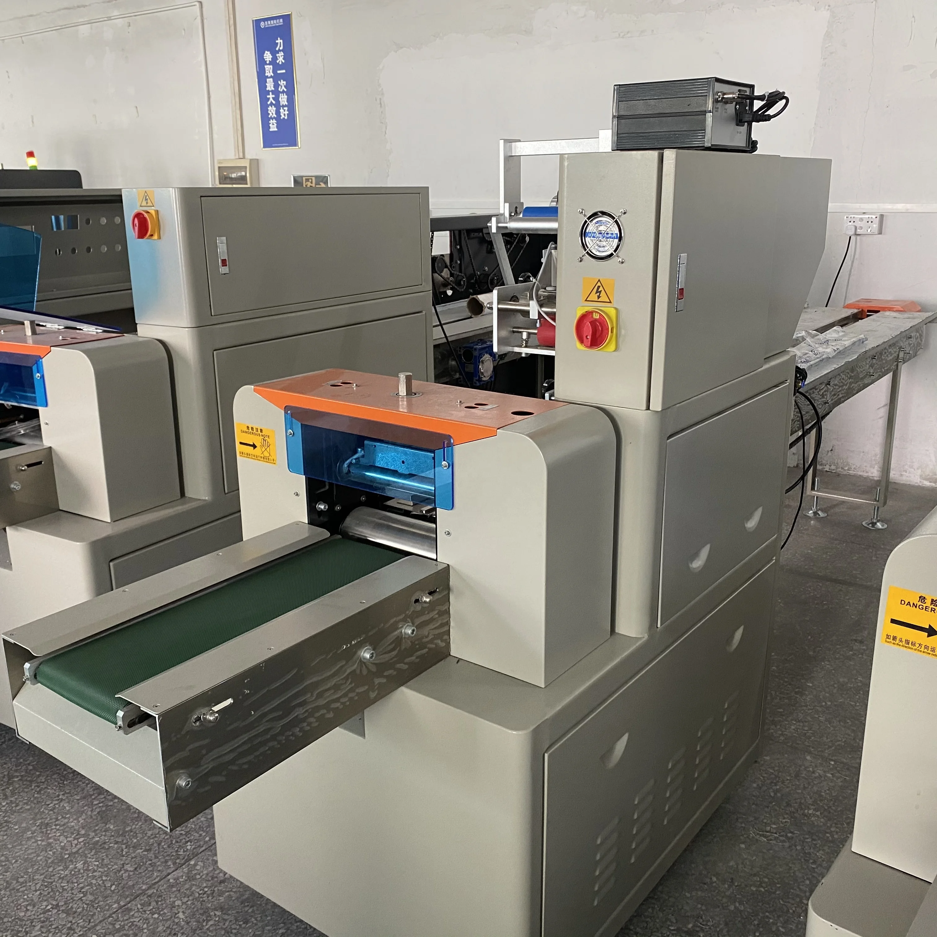 Customized Automatic Machine For Packing Chocolate  Solution Bread Food Cereal Bar Flow Wrapping Packaging Line