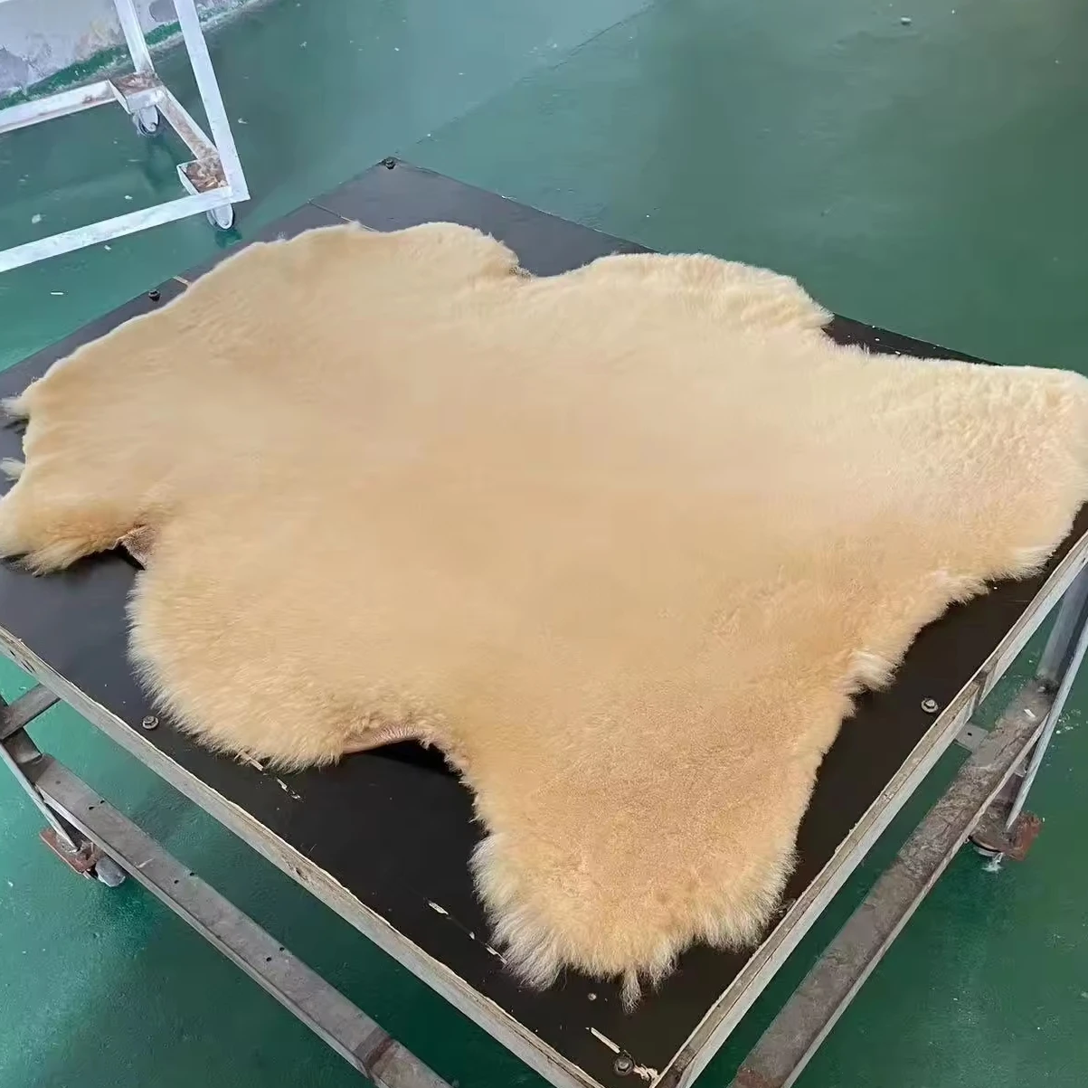 Factory price breathable Raw Sheep Skins Sheepskin Hides shearling Lamb Skin Fabric for boots upper Double Face Sheepskin