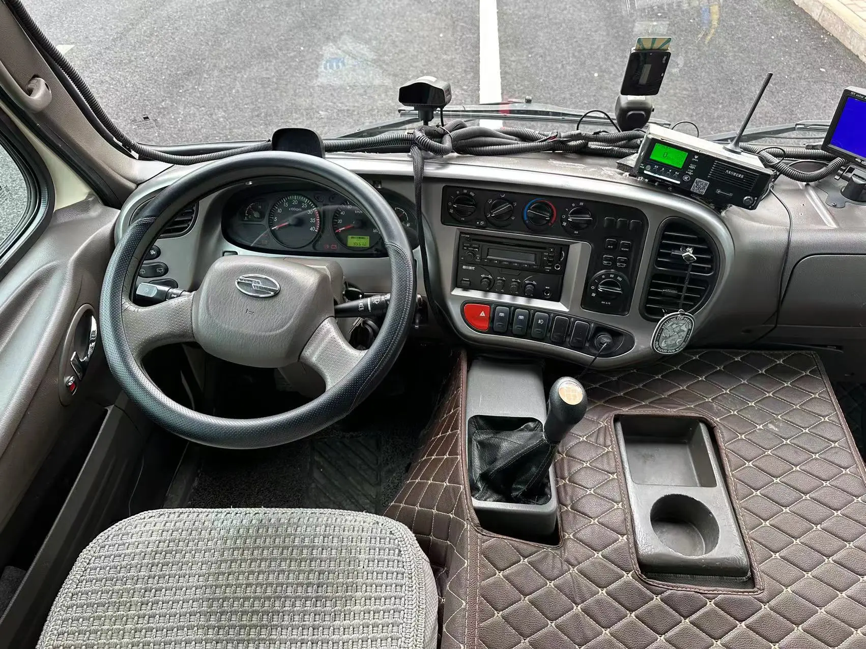 23-Seater Luxury Minibus Used Coach Bus with 4L Engine Manual Transmission Euro 4 Emission Standard for Sale