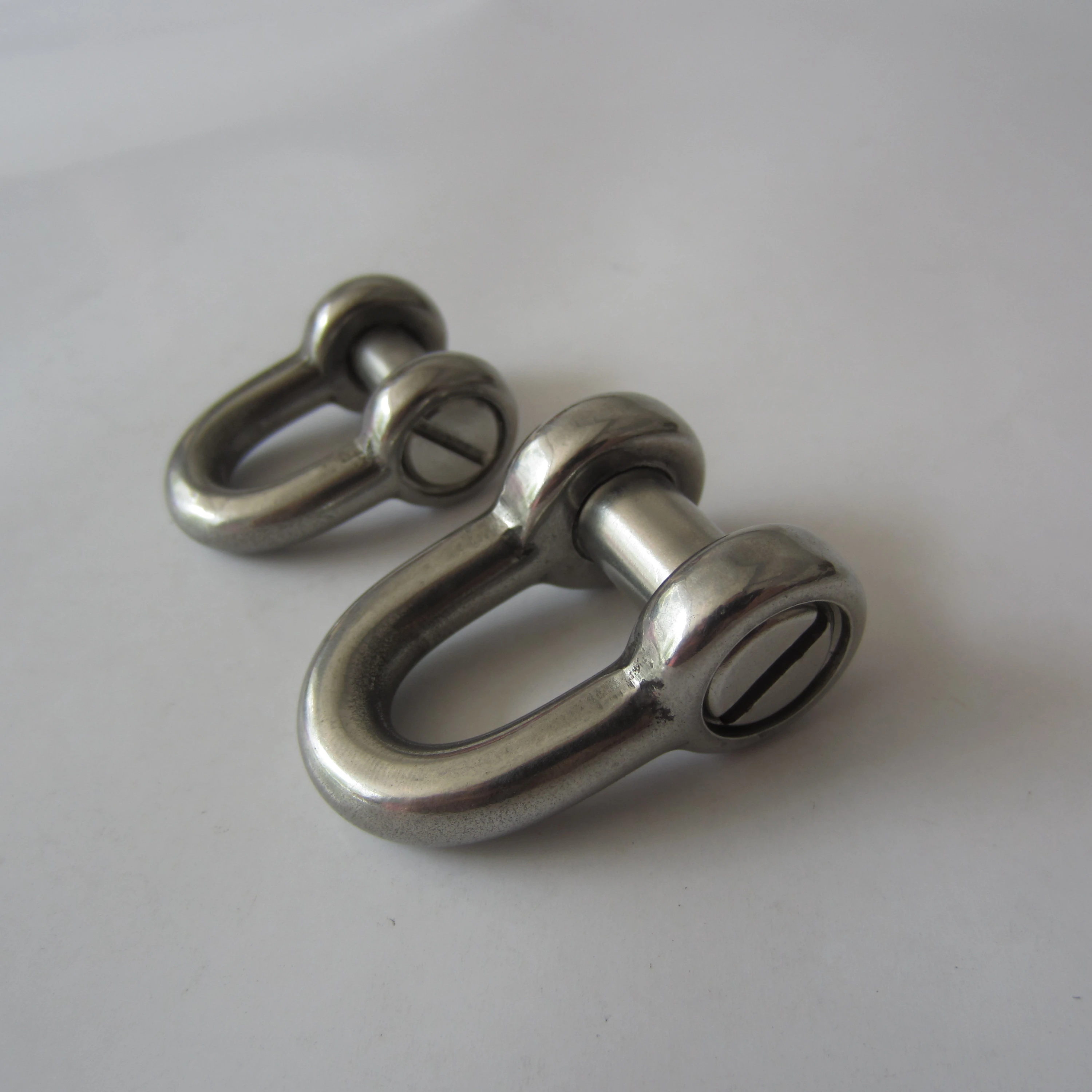 Stainless steel Straight Dee Shackle With Flush Slotted Bolt for marine and industrial rigging aplications