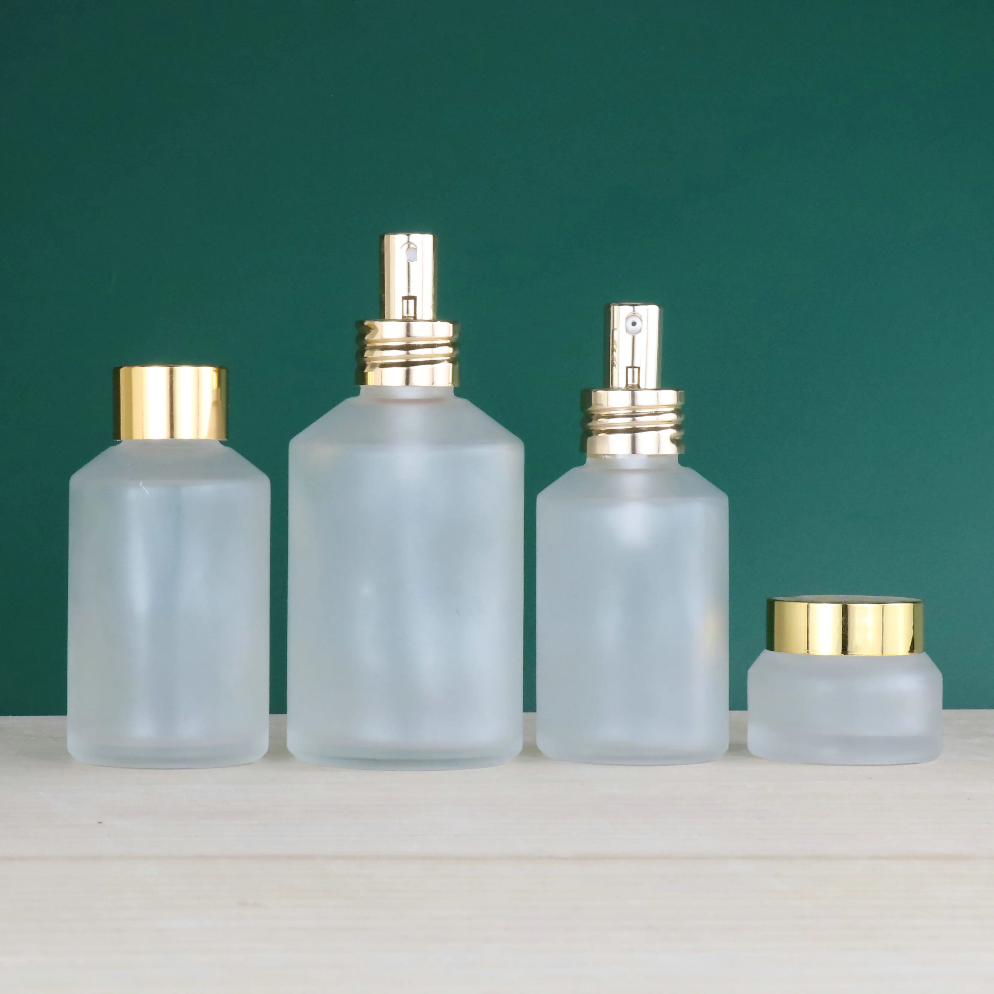 Cosmetics packaging containers 30ml 60ml 100ml 125ml 200ml amber glass spray bottles frosted amber glass bottle with black pump