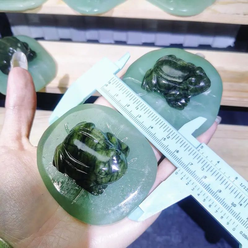 Popular crystals carving craft xiuyu jade frog on green aventurine lotus leaf