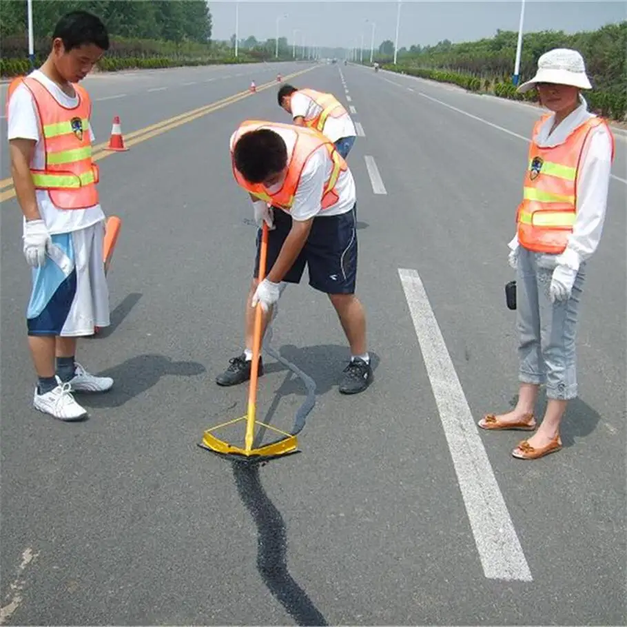 Pouring crack glue for repairing highway road crack