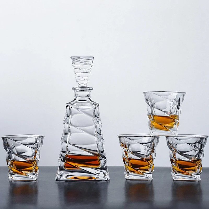 Whiskey Decanter Set with 4 Whisky Glasses in Premium Gift Box Large Capacity Lead Free Crystal Clear Glass Fashioned 800ml