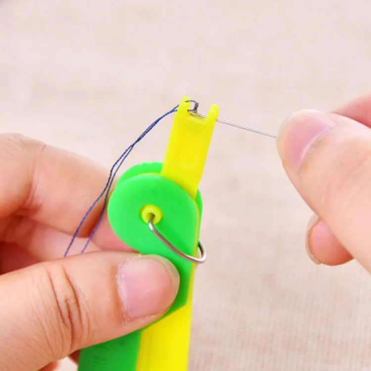 Commonly used Plastic high quality sewing kit needle threader
