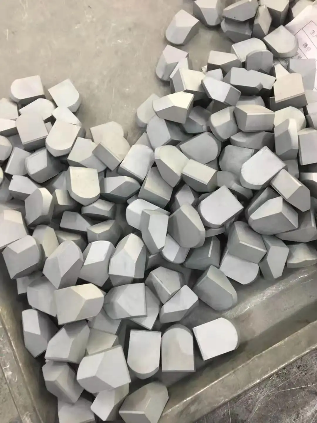 Customized tungsten carbide tip for cutting