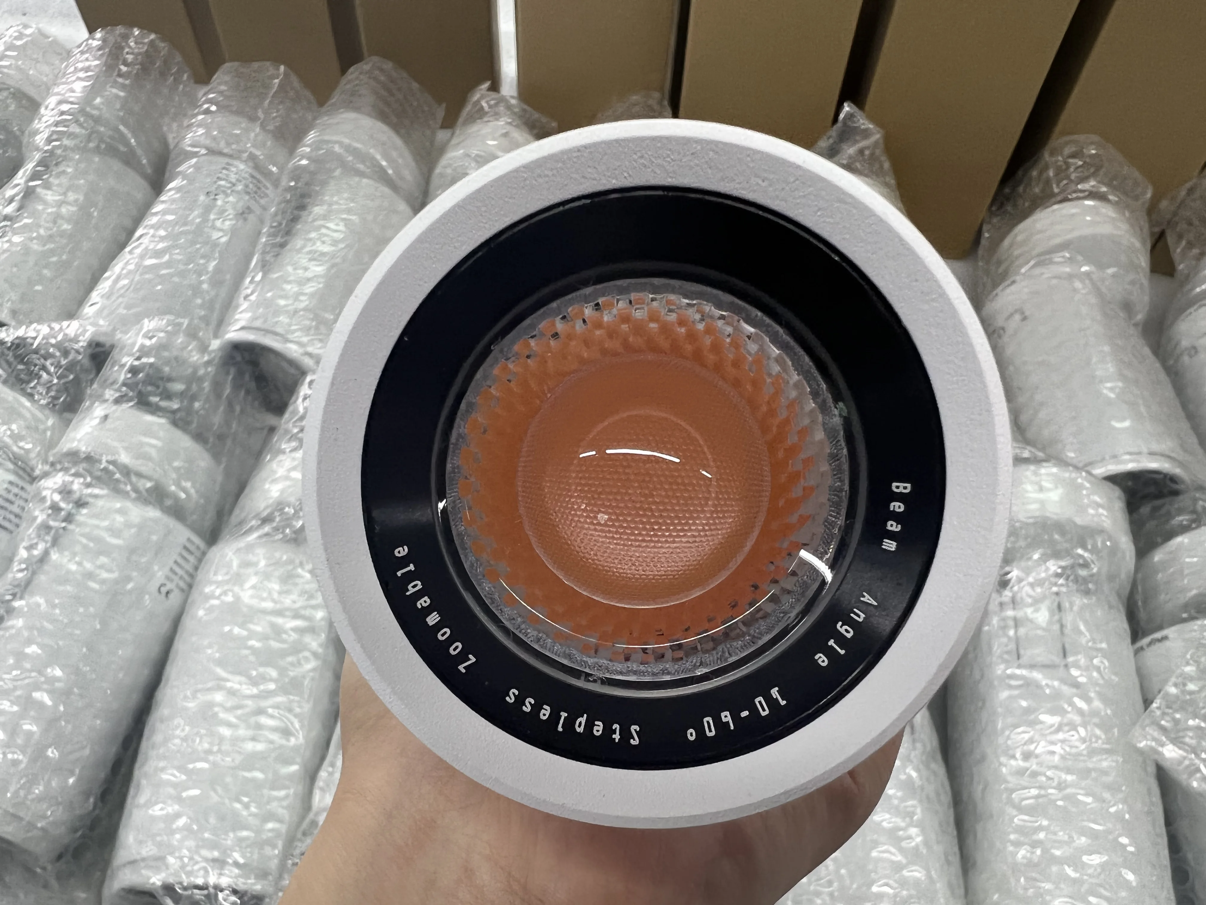 Art gallery track lighting high CRI adjustable and zoomable flood-type and spot-type spotlight for art display