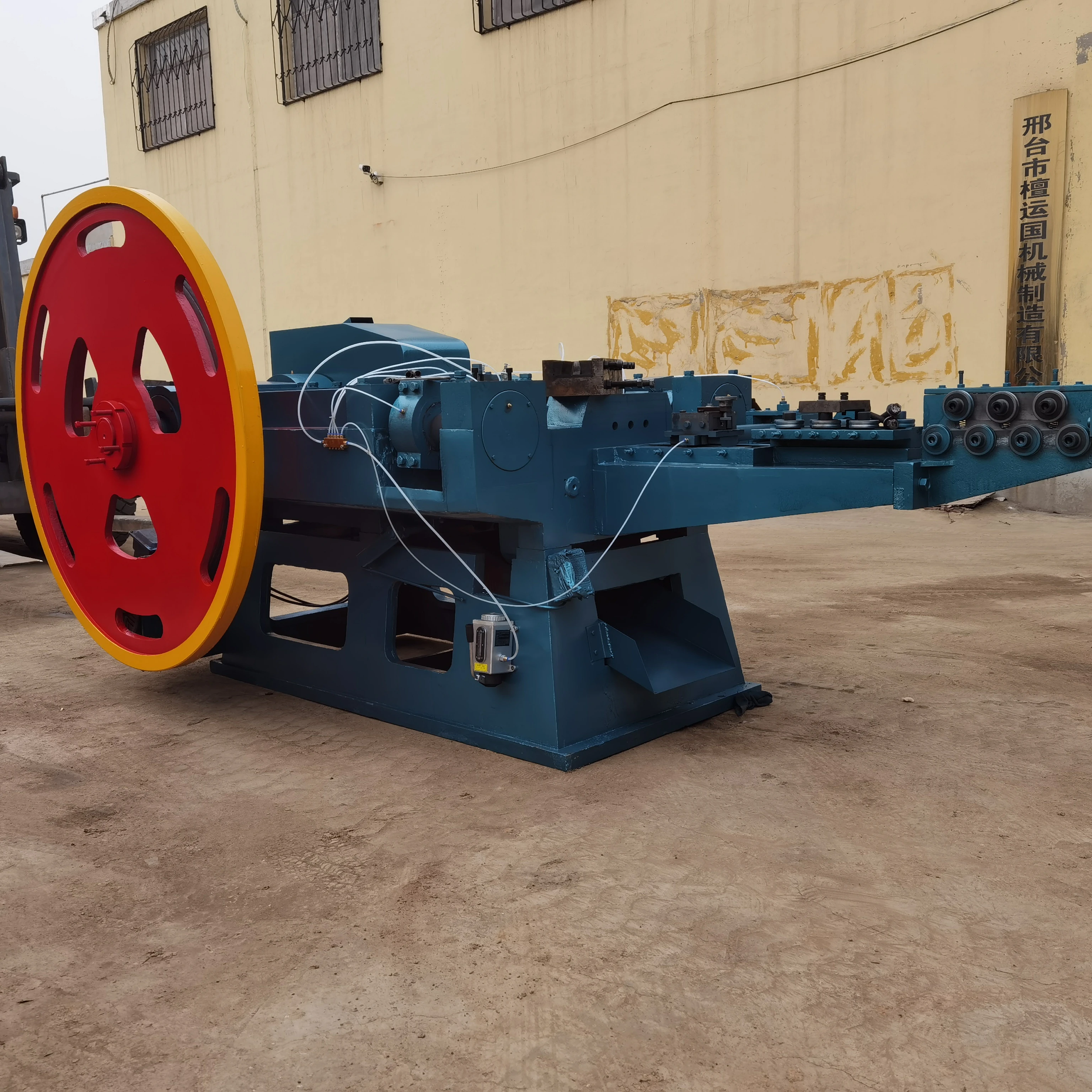 Автоматическая машина для производства ногтей