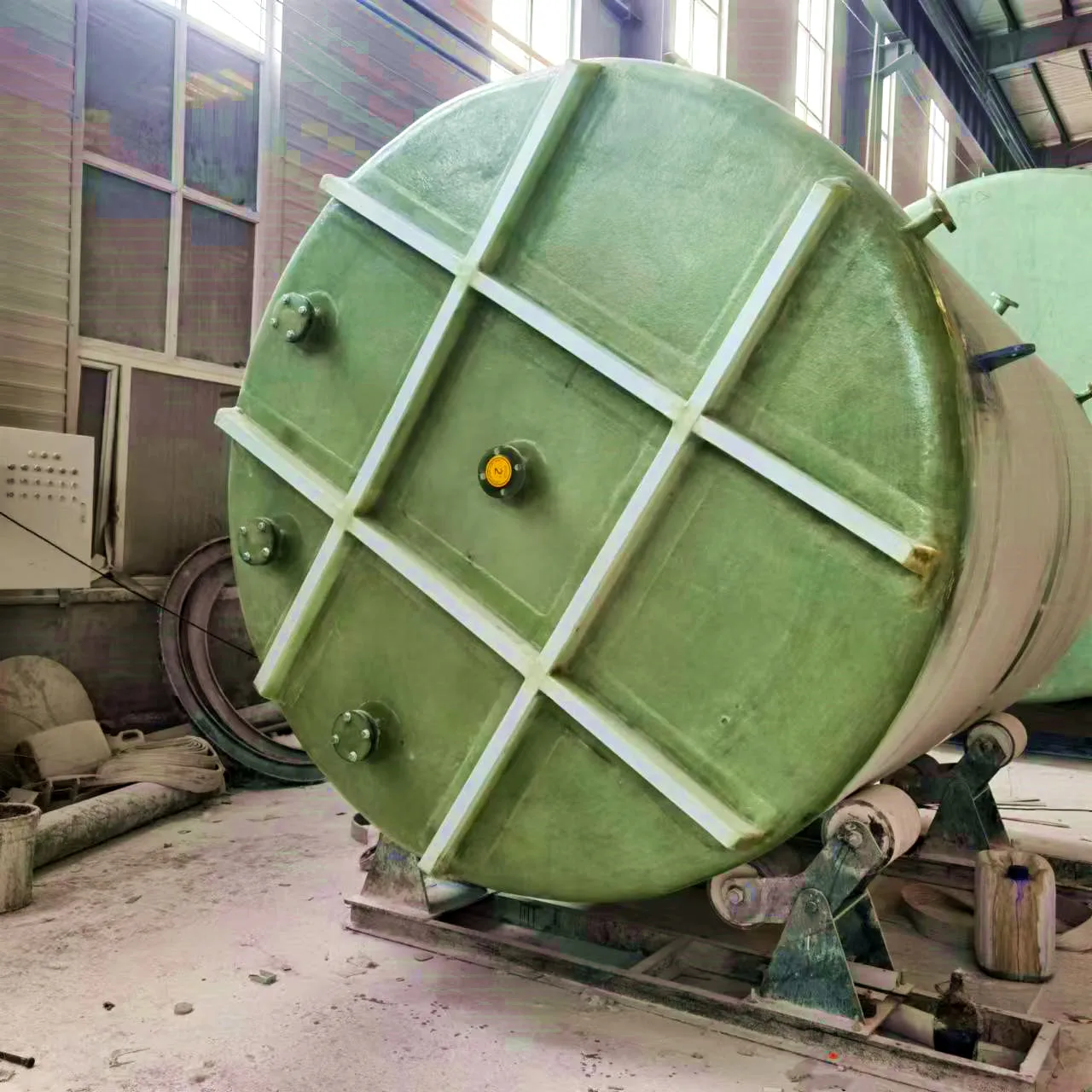 Fiberglass vertical storage tank production and customization of large fiberglass chemical tanks acid and alkali resistance