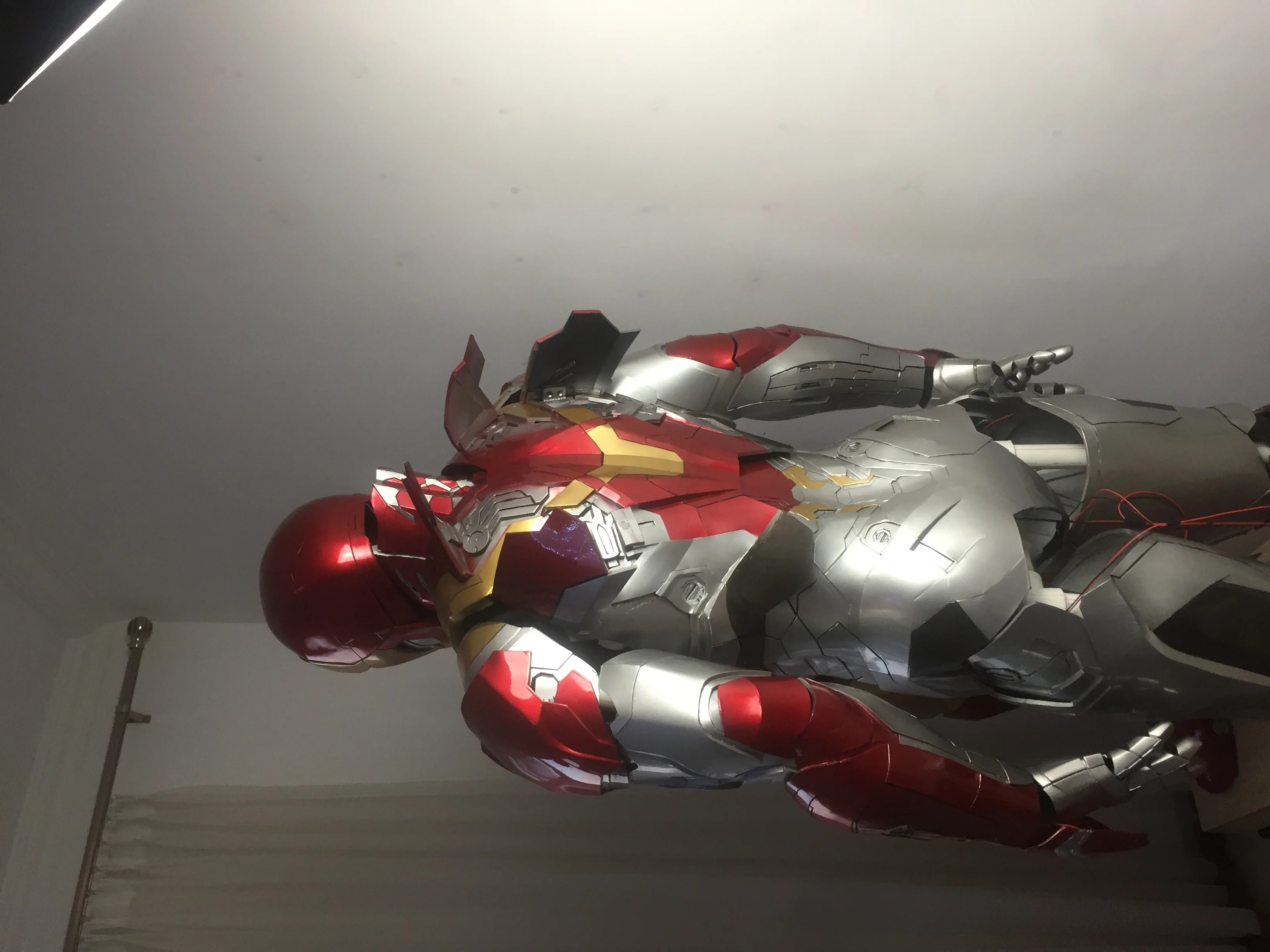 Real Person 1:1 ratio Iron Man Suit Robot Costume Cosplay  Mark47  Adult Cosplay Toys LED Light Up Robot Costume