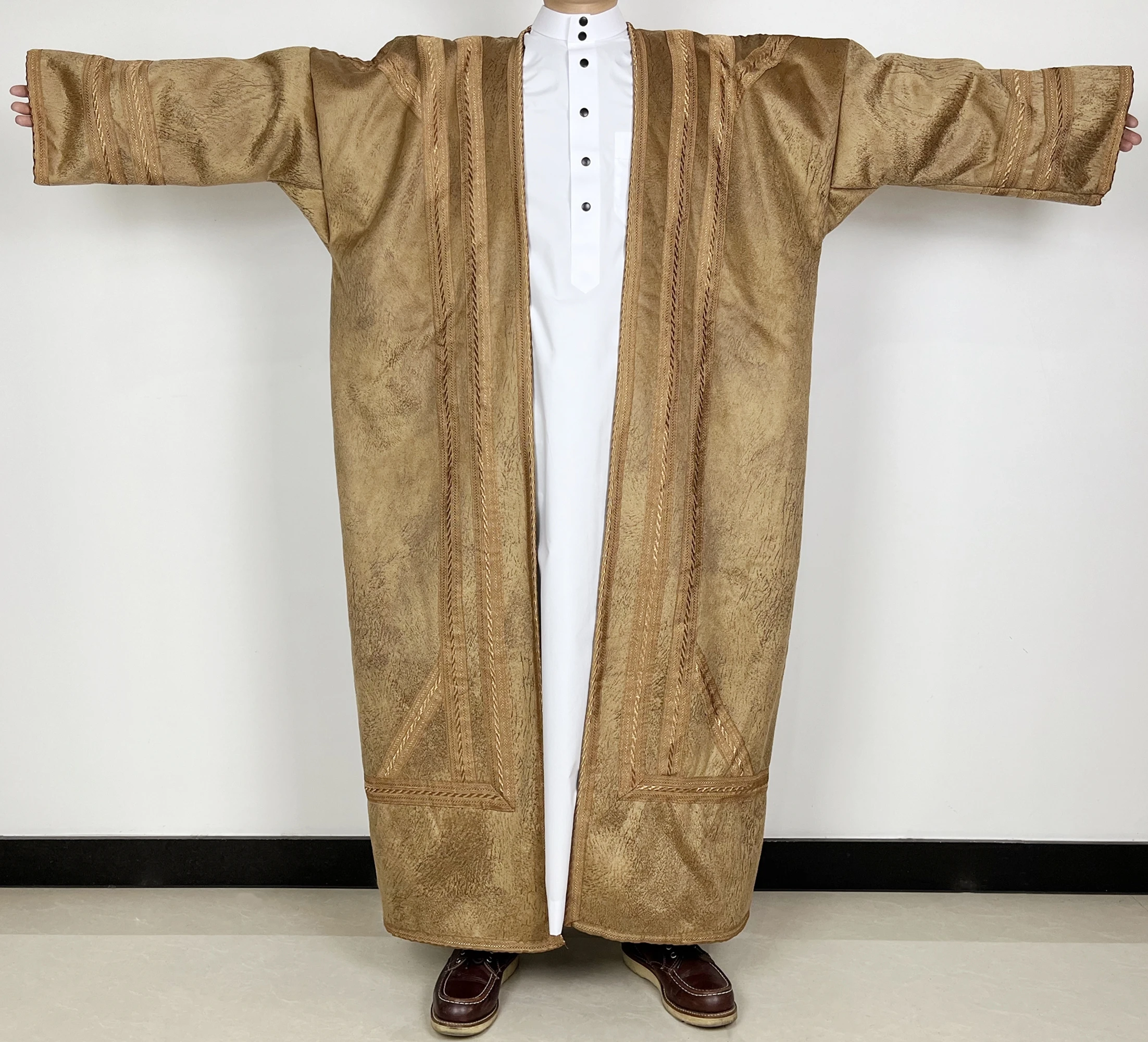 Wholesale Oem New Arrival Custom Islamic Saudi Arabian Winter Thick Warm Chamois Leather Cloak Kuwait Bisht For Men