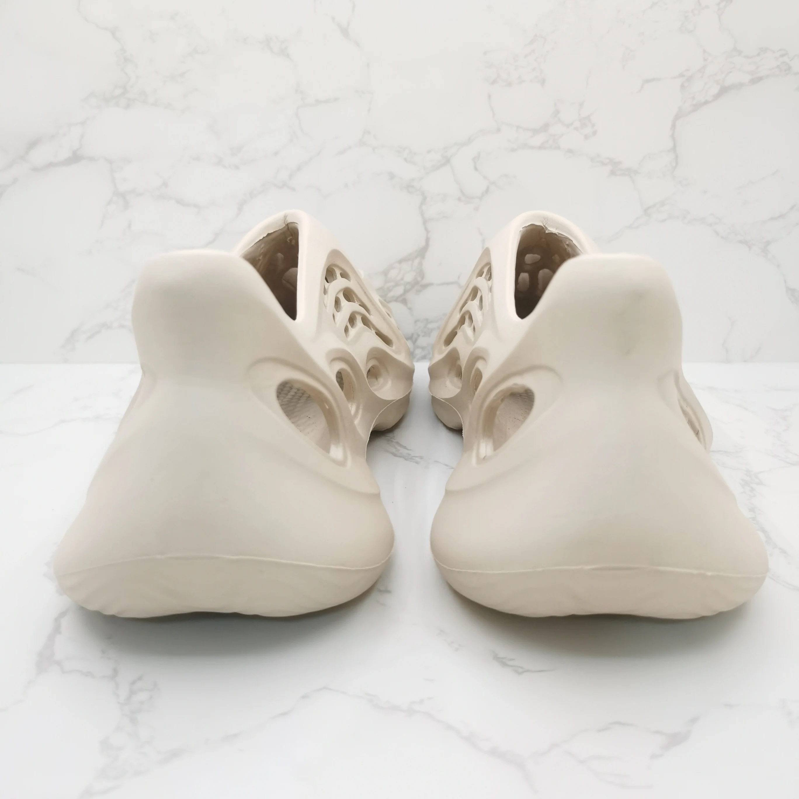 Hot Selling Men Women Designer Shoes Yeezy Slide Yeezy Foam Runner EVA Men Beach Yezzy Sandals