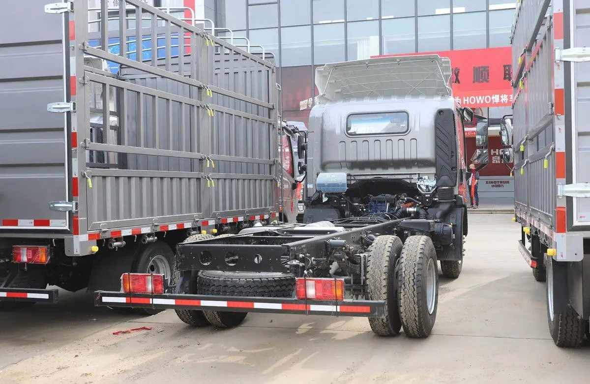 2024 Howo 4.2 m 151 HP 3280 wheelbase Single-row 4X2 sinotruck light cargo truck in China for cargo transporting