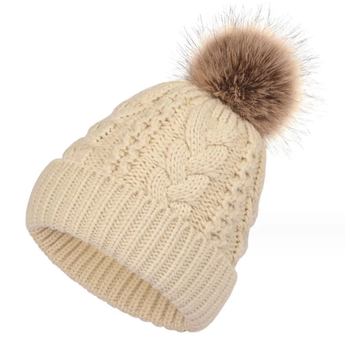 Женская трикотажная шапка с помпоном