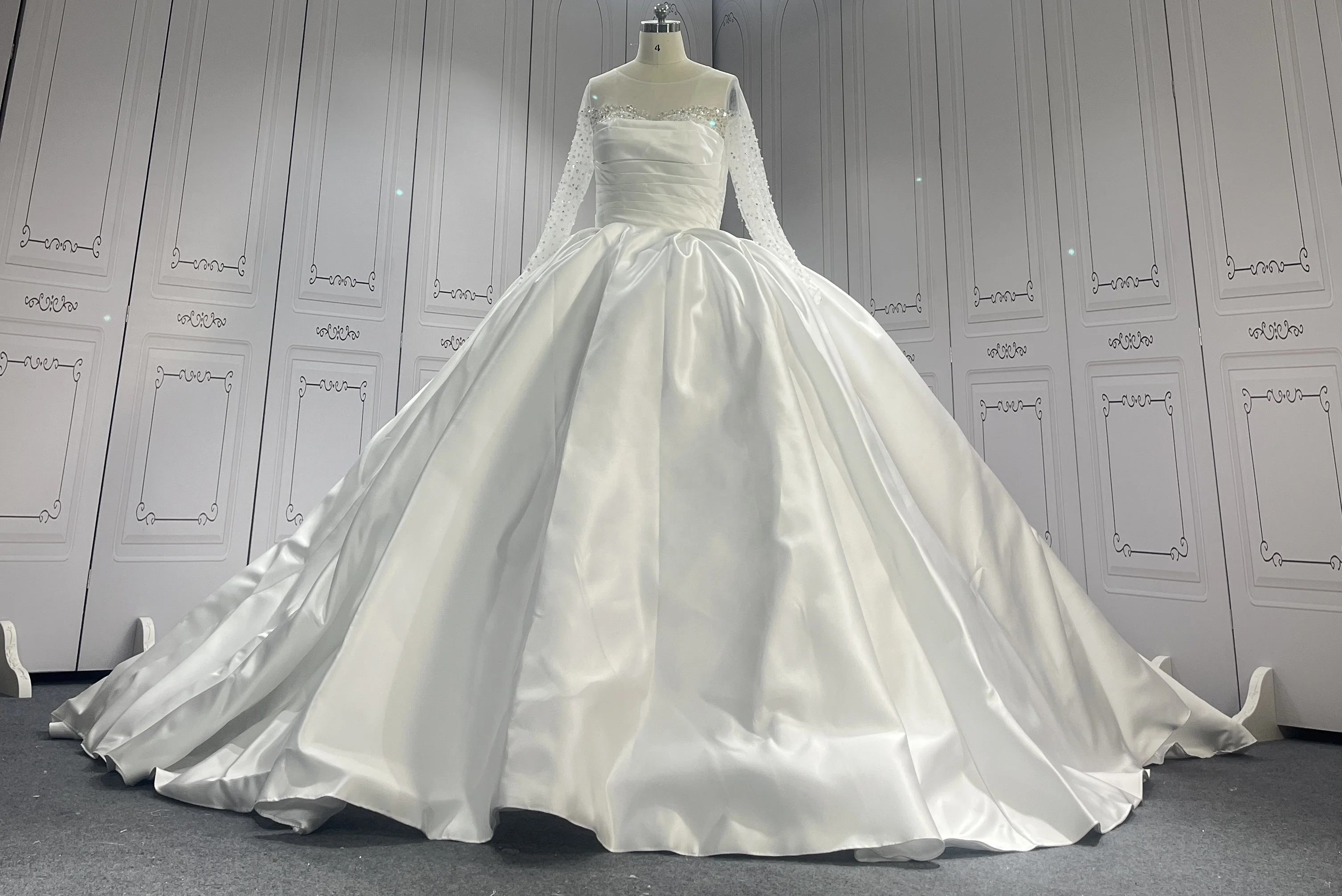 Luxury Satin Long Sleeves Bridal Wedding Gowns Beaded Ball Gown Women Wedding Dresses