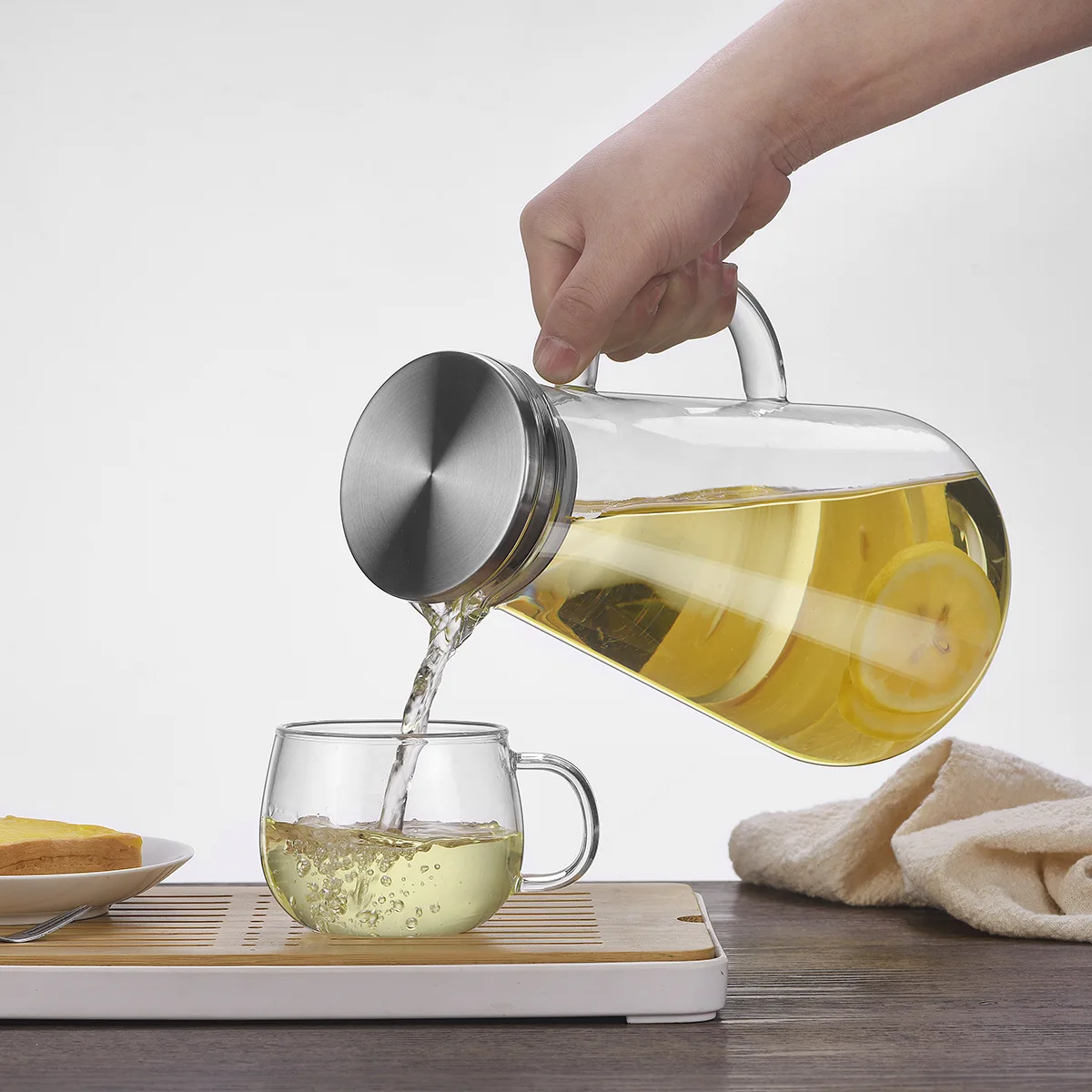Heat resistant borosilicate glass water pitcher carafe jug for homemade juice with handle and lid