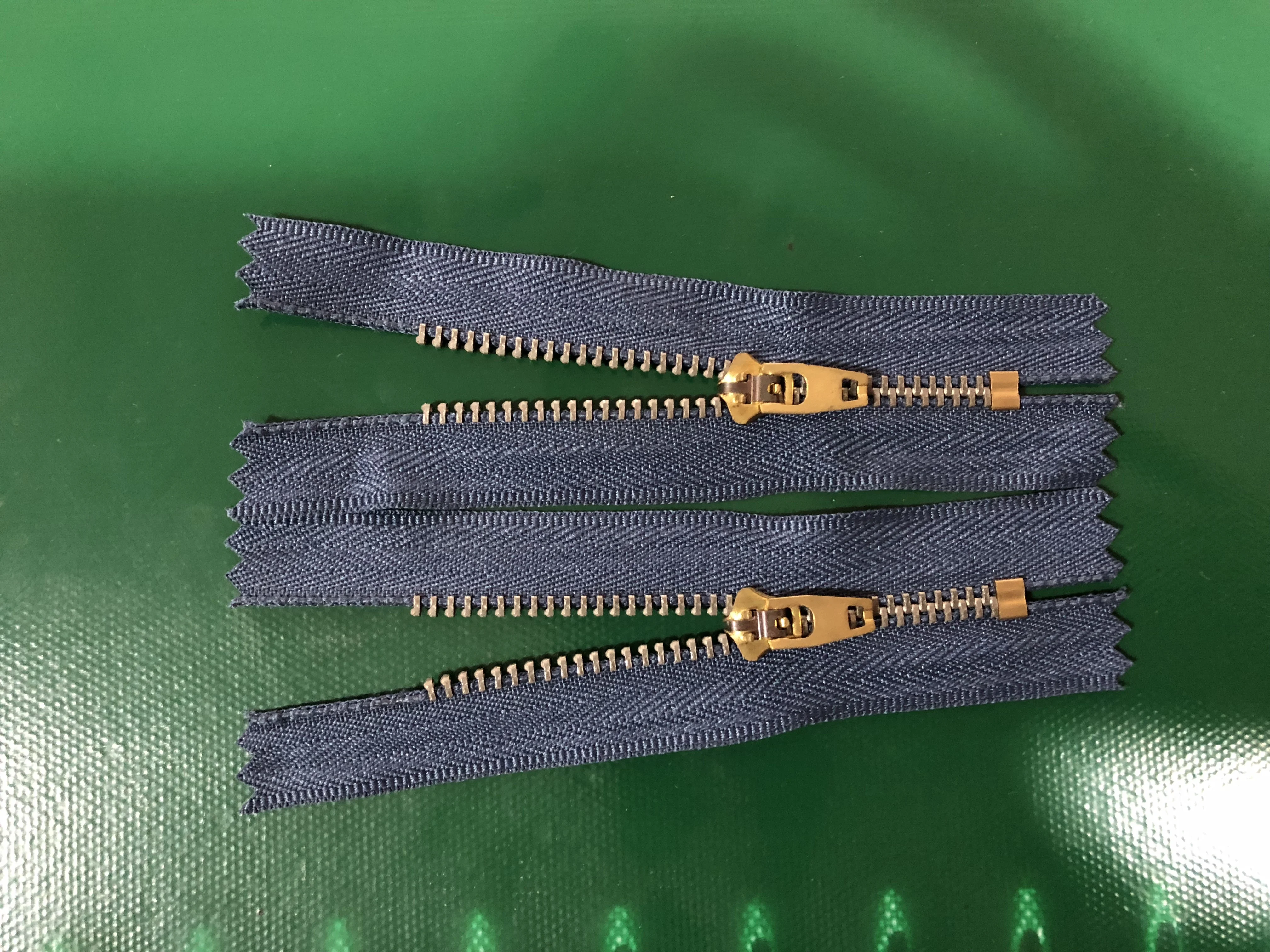 Automatic air-operated zig-zag cutting machine for closed-end zipper