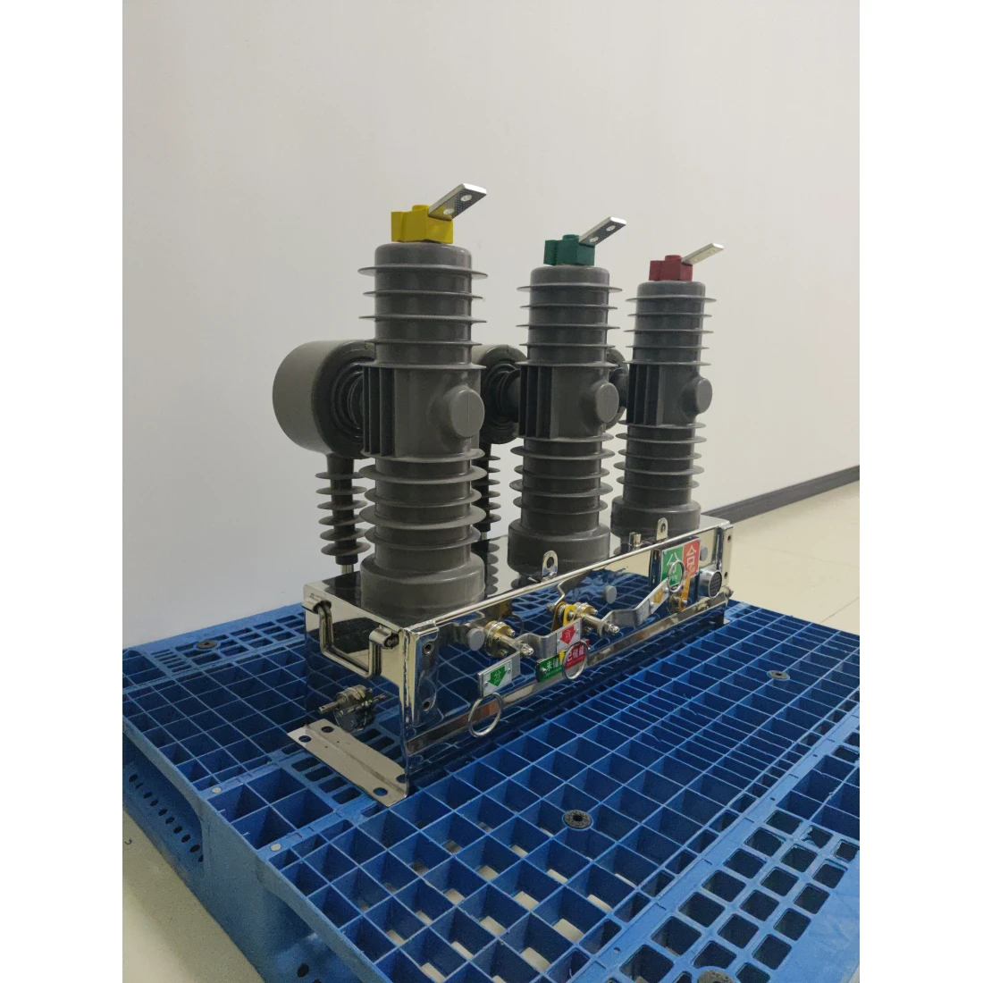 10kv high voltage vacuum circuit breaker ZW32-12 630A outdoor column switch circuit breaker manual with isolation
