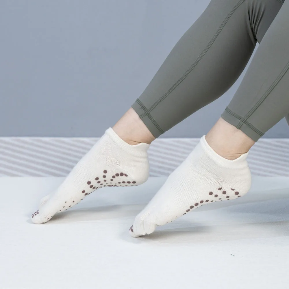 Hot Sale Wholesale  Green White Cotton Breathable Yoga Pilates Sports Woman Custom Stylish Non-Slip Grip Five Finger Toe Socks