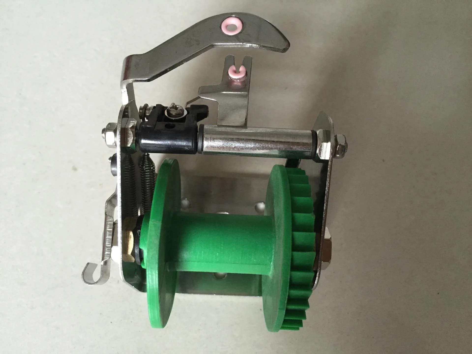 Leno bobbin winder with 2 spindles