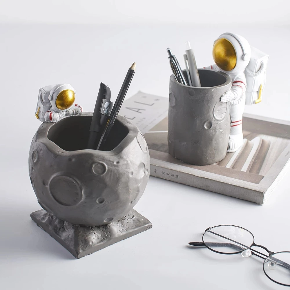 
Nordic Figurine Astronaut Ornament Table Crafts Pen Holder Ornament Decor Crafts Figurines Micro Landscape Home Decoration Gifts 