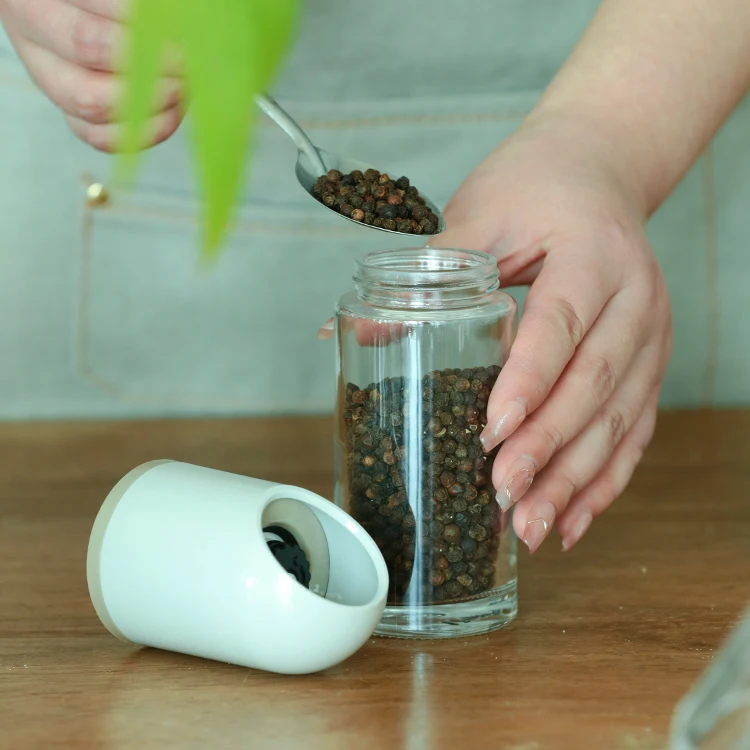 modern refillable manual ceramic spice and herbs grinder bottle adjustable coarseness glass salt and pepper mill for kitchen