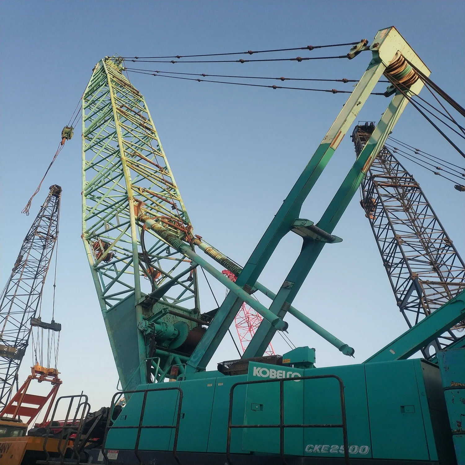 Используется Большой Гусеничный кран 250 тонн KOBELCO CKE2500 для продажи с технологией гидравлического привода