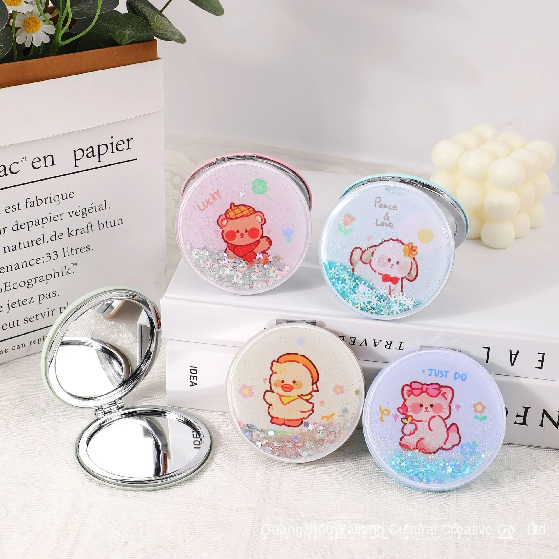 Creative Fashion LED Cosmetic Mirror Personalized Small Portable Beauty Mirror with Quicksand Mezzanine Box Packed