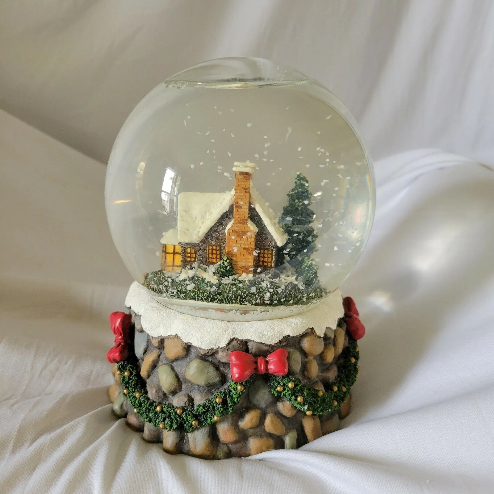 Изготовленный на заказ изысканный стеклянный снежный шар из смолы с лампой в стиле кабины для рукоделия сувенирные фирменные подарки домашний декор