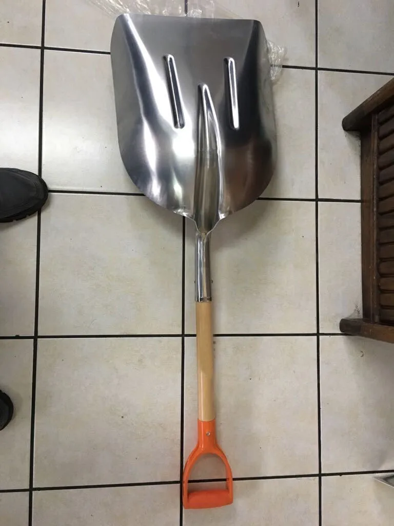 2022 snow shovel material aluminum with wooden handle and fiber glass handle
