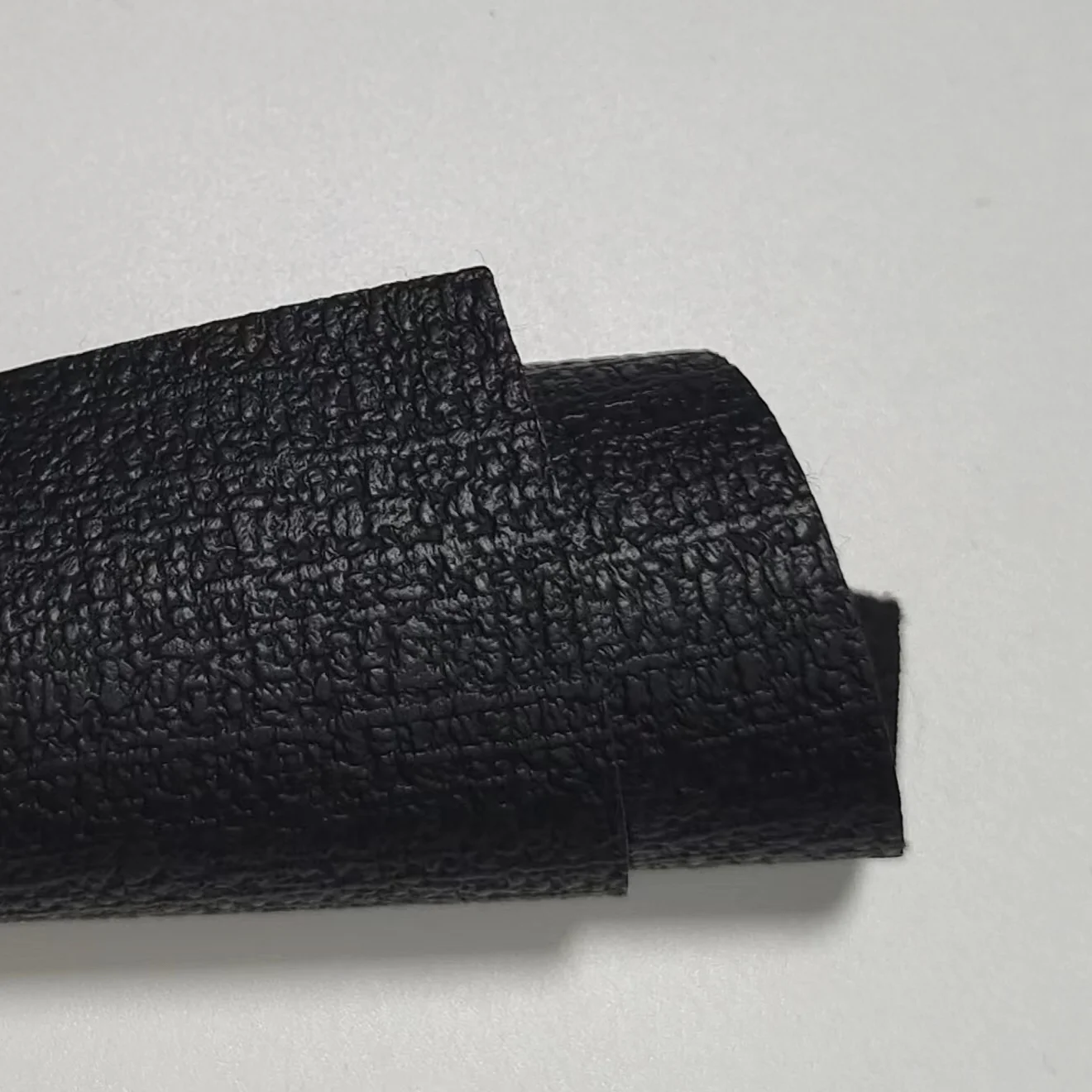 Black PVC0.9MM thick high-quality fine synthetic leather fabric, used for handbags and car seat materials