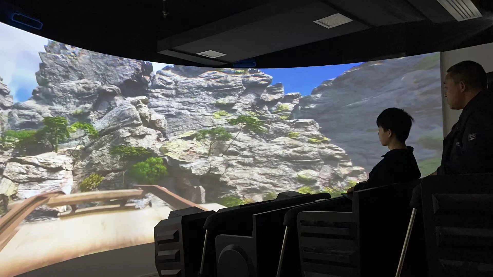 9D Immersive  Experience  Rail Cinema  Indoor Entertainment Equipment  3D 7D 9D Naked Eye Arc-sreen Track Cinema