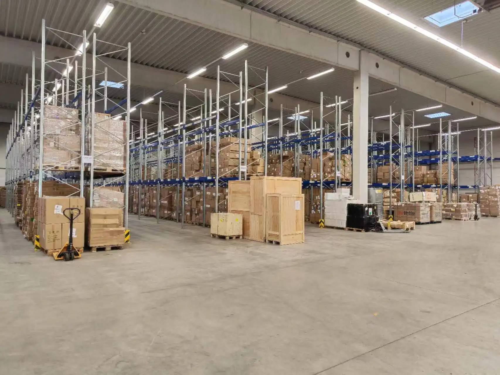 Full trucking International logistics agent From China to Europe and Southeast Asia
