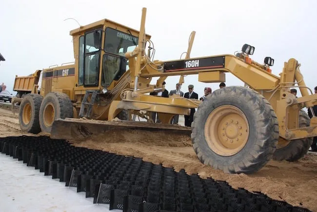 Sustainable Infrastructure Development Harnessing The Strength of HDPE Geocells 50-440mm 150-440mm Soil Control in Road